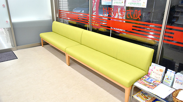 阪神調剤薬局　彦根北店の待合スペース