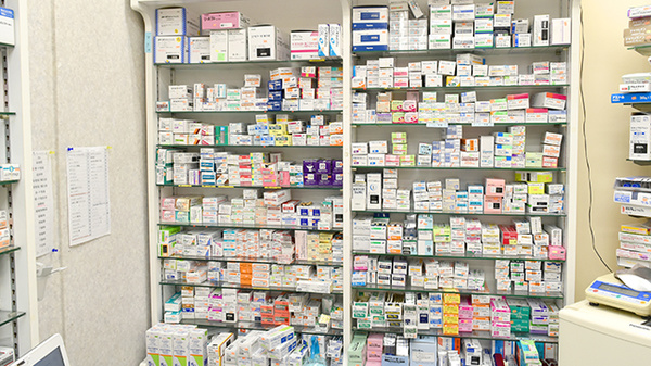 城山薬局の薬棚