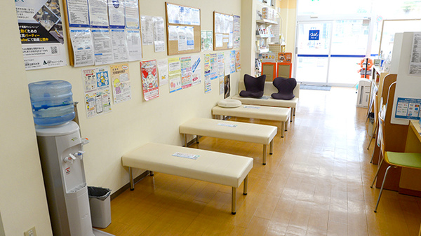 クオール薬局膳所駅前店の待合スペース