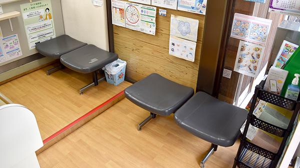 比良薬局の待合スペース