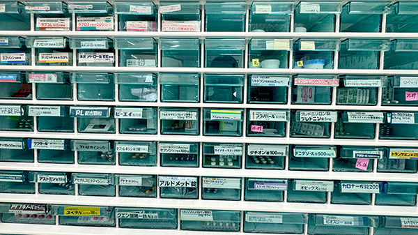 ５丁目調剤薬局の薬棚