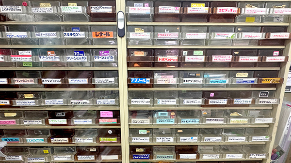 あすなろ薬局の薬棚