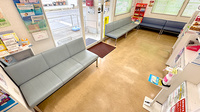 すこやか調剤薬局中山店の待合スペース