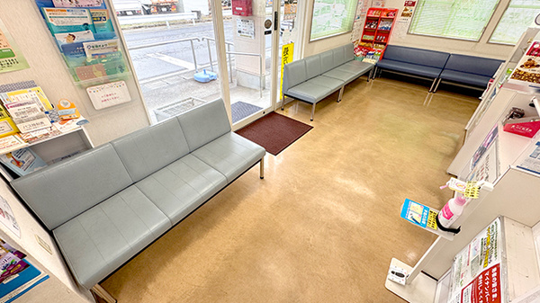 すこやか調剤薬局中山店の待合スペース
