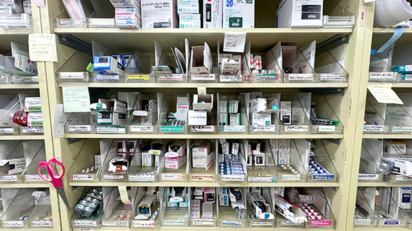 すこやか調剤薬局中山店の薬棚