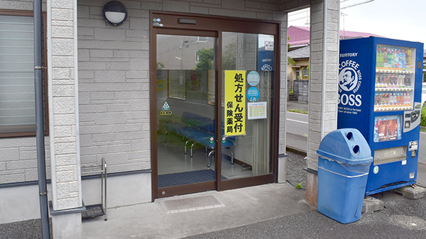 タック調剤薬局の入口
