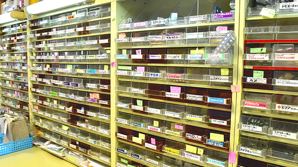 タバタ薬局の薬棚