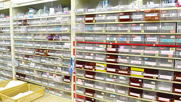 タバタ薬局伊敷支所店の薬棚