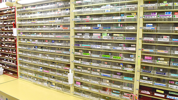 タバタ薬局厚生市場店の薬棚