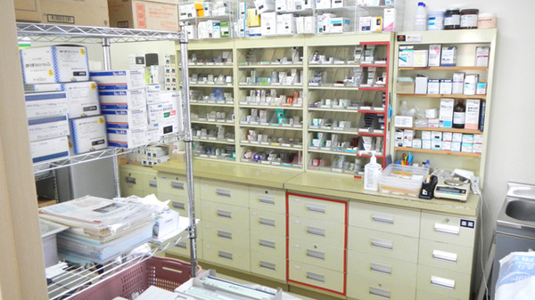 まいづる薬局の薬棚