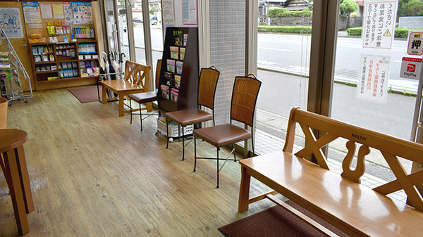 マルノ薬局鴨池店の待合スペース