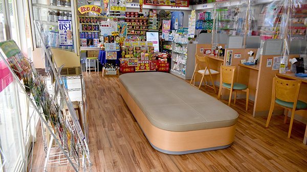 マルノ薬局桜ヶ丘店の待合スペース