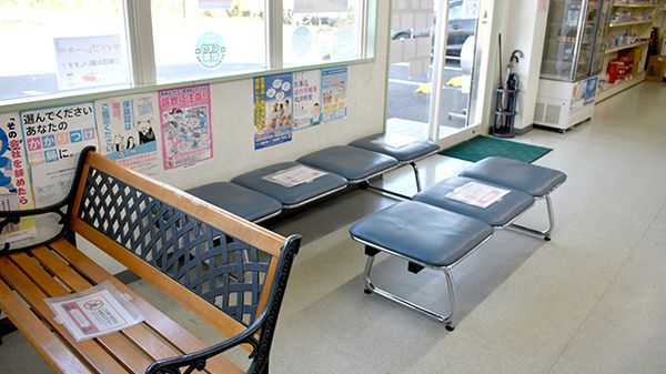 有限会社めろん調剤薬局の待合スペース