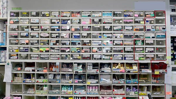 海星薬局の薬棚