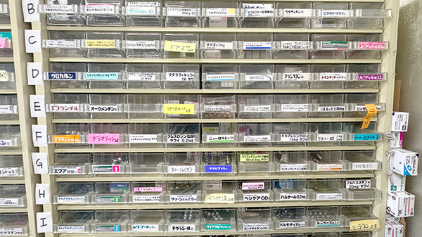 串木野調剤薬局の薬棚