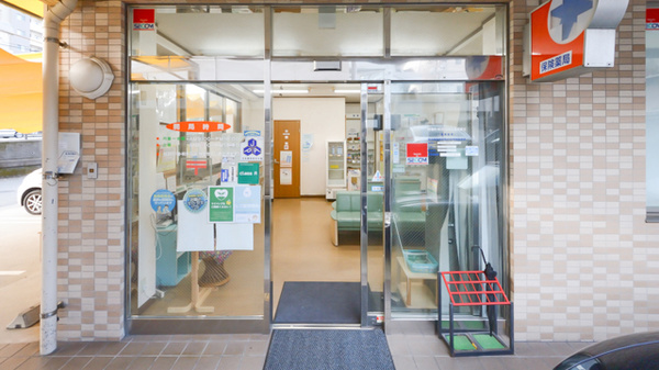 平和市民薬局の入口