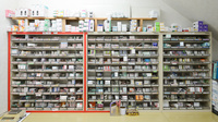 平和市民薬局の薬棚