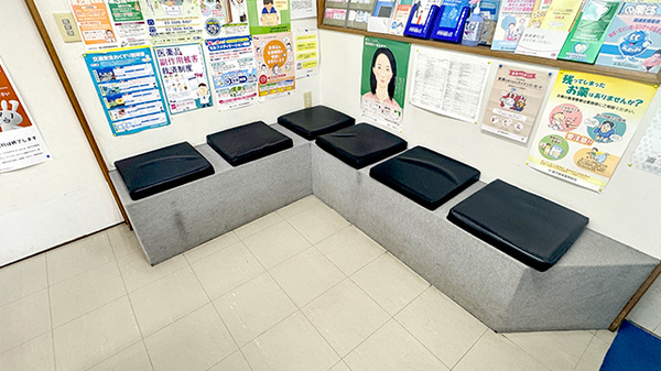 有限会社豊栄調剤薬局の待合スペース