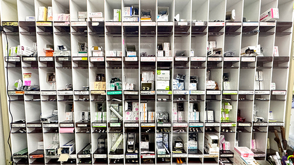 有限会社豊栄調剤薬局の薬棚