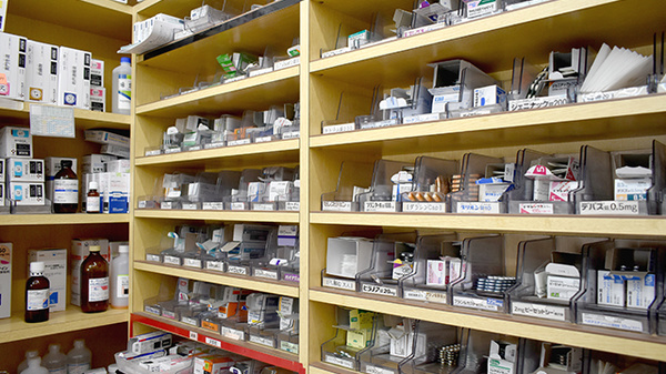 麒麟調剤薬局の薬棚
