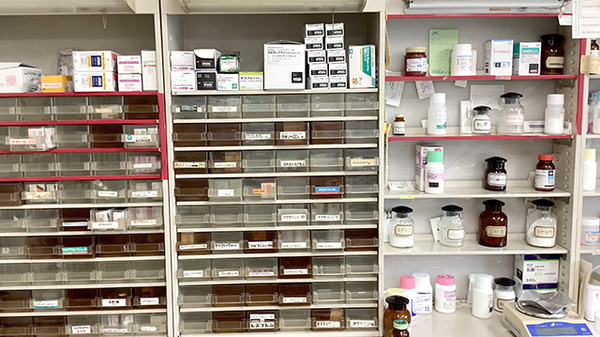 合資会社オオミ薬局の薬棚