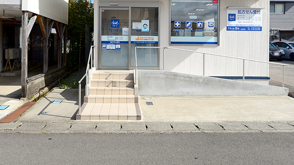 クオール薬局湯沢表町店の入口