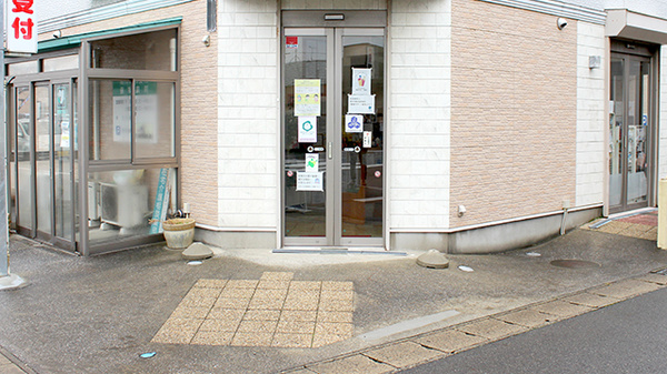 半田薬局の入口