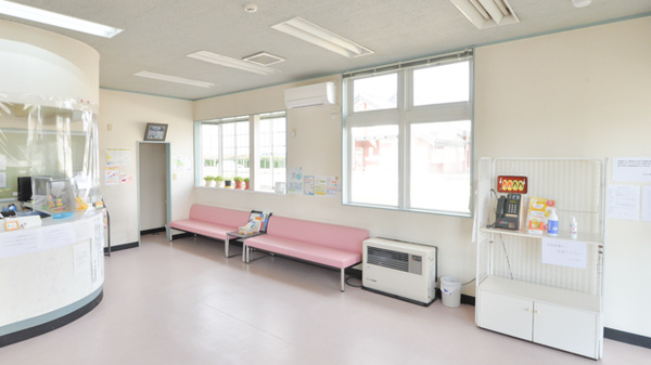 たかなし薬局の待合スペース