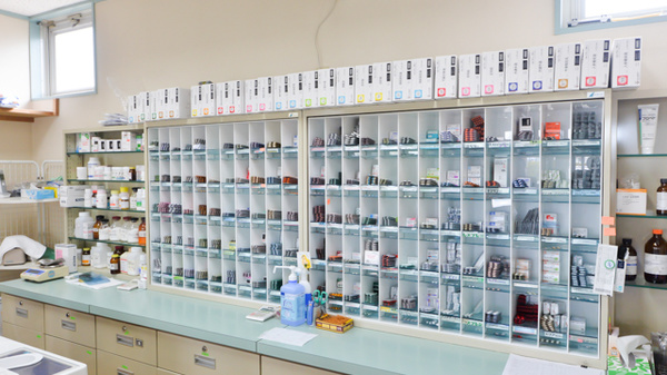 たかなし薬局の薬棚