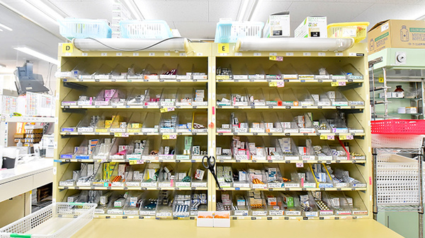トマト薬局の薬棚