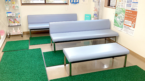 やばせ薬局の待合スペース