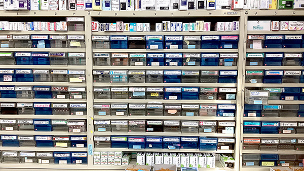 やばせ薬局の薬棚