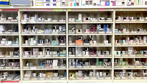 下山サカエ薬局の薬棚