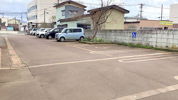 下山サカエ薬局の駐車場
