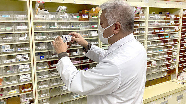 有限会社出戸調剤薬局の作業風景