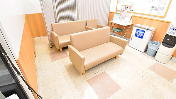 イオン薬局長岡店の待合スペース