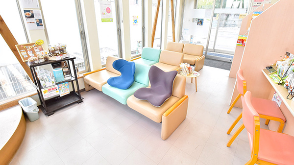 すわ調剤薬局の待合スペース