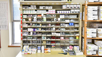 すわ調剤薬局の薬棚