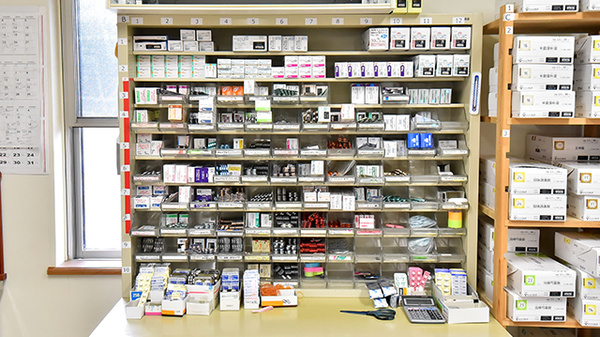 すわ調剤薬局の薬棚