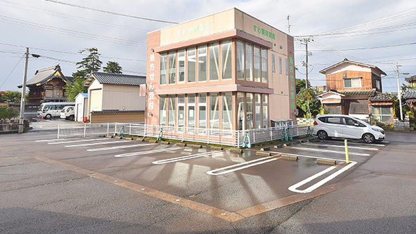 すわ調剤薬局の駐車場