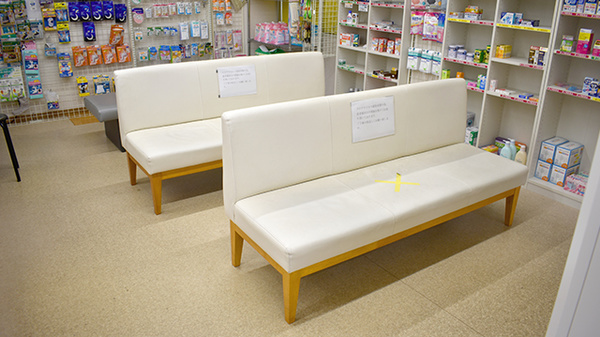 せきかわ調剤薬局の待合スペース