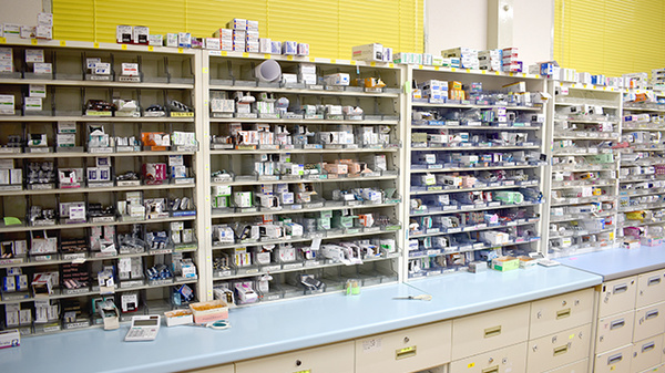 せきかわ調剤薬局の薬棚