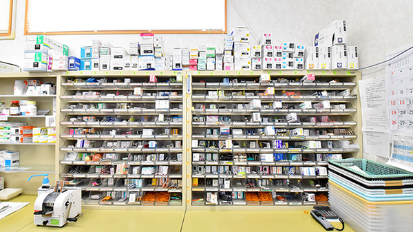 ついじ調剤薬局の薬棚