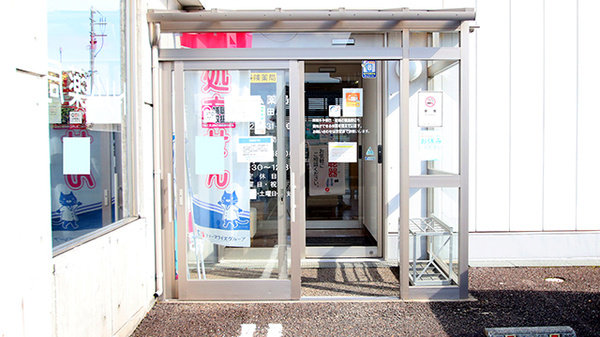 トリム薬局 春日新田店の入口