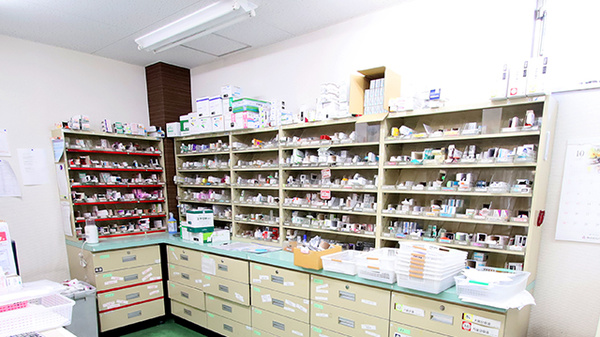 トリム薬局 春日新田店の薬棚