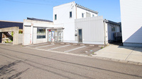 トリム薬局 春日新田店の駐車場