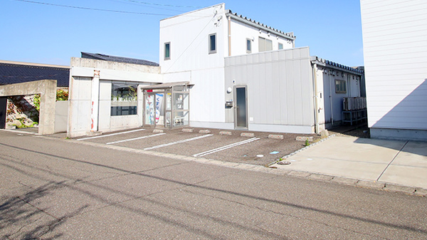 トリム薬局 春日新田店の駐車場