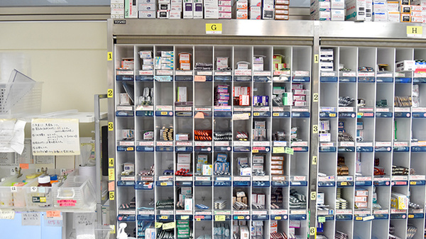 みのり薬局の薬棚