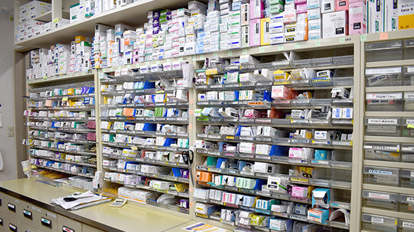 南町薬局の薬棚