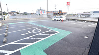 白根センター薬局の駐車場